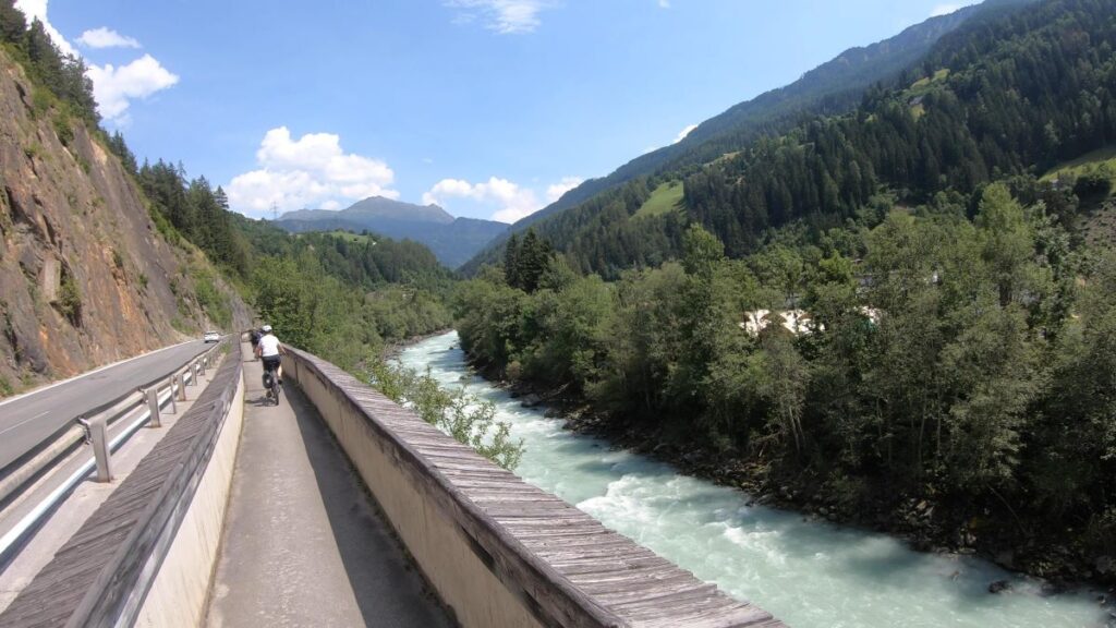 Gruppe Radfahrer neben der Straße