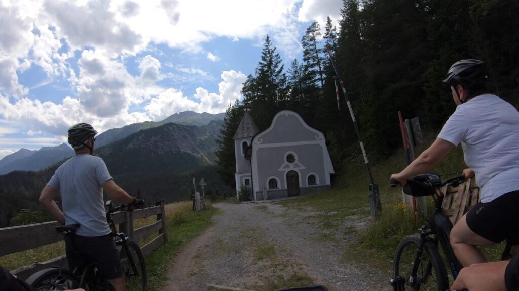 Radfahrer vor 14 Nothelfer-Kapelle an der Via Claudia Augusta