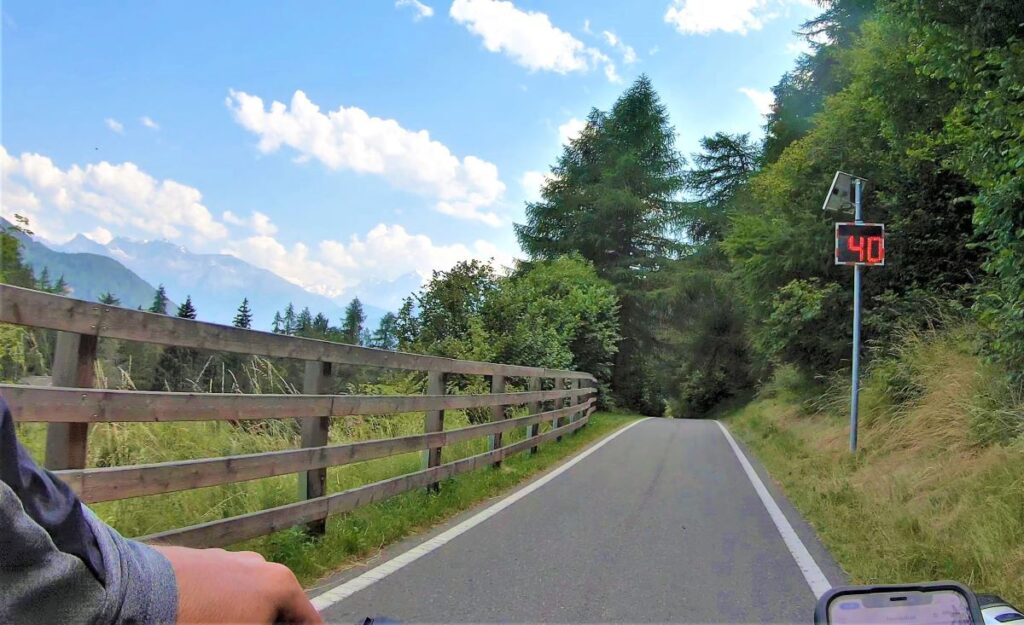 Radweg mit Tempoanzeige bei Mals