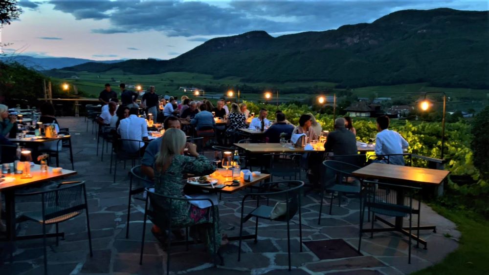 Abendstimmung auf der Terasse eines Restaurants