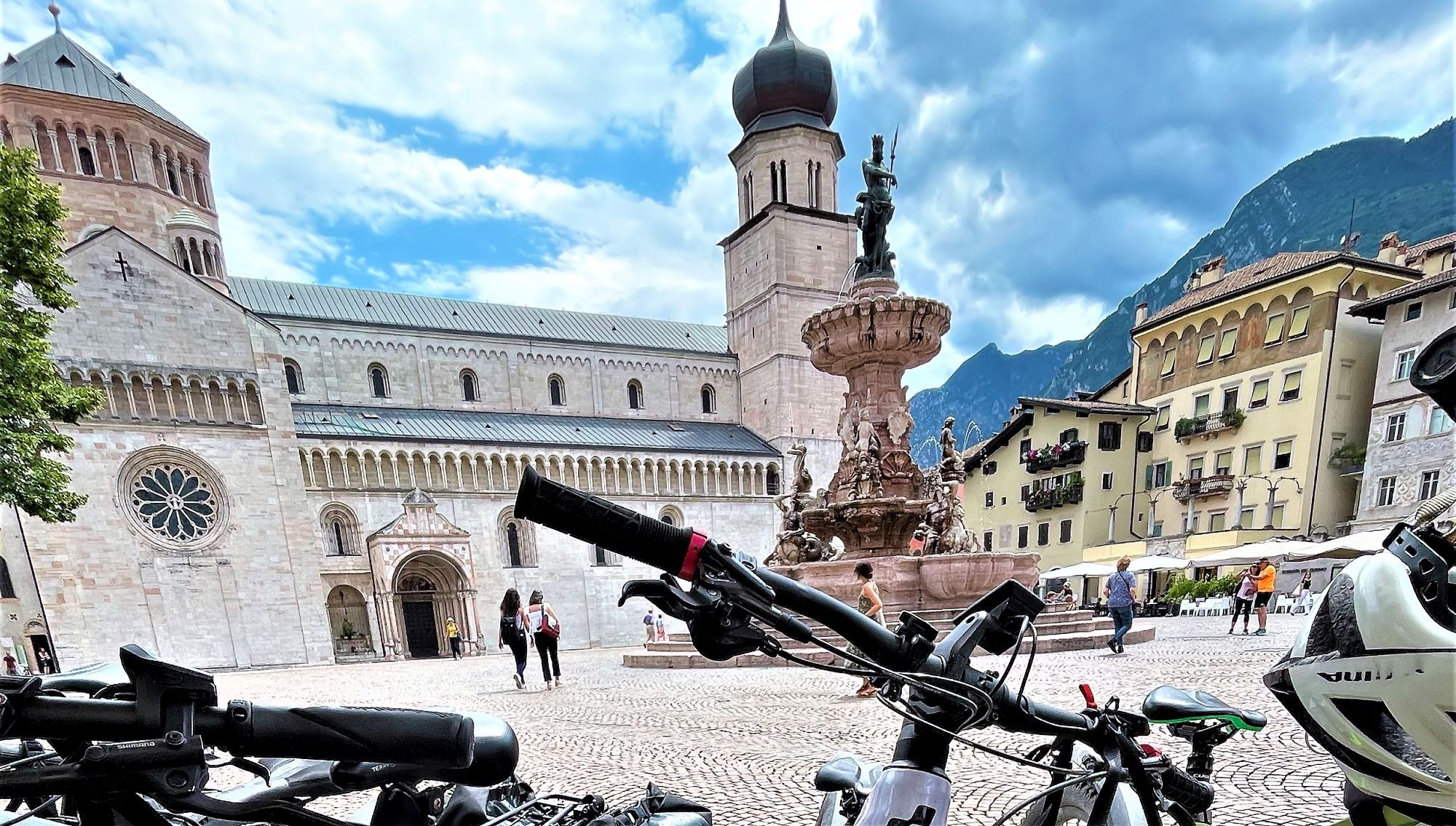Domplatz in Trento mit Kathedrale und Neptunbrunnen, im Vordergrund Fahrräder