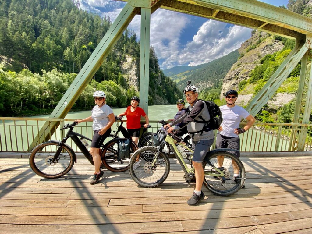 Gruppe Radfahrer auf Brücke über den Inn zwischen Landeck und Pfunds