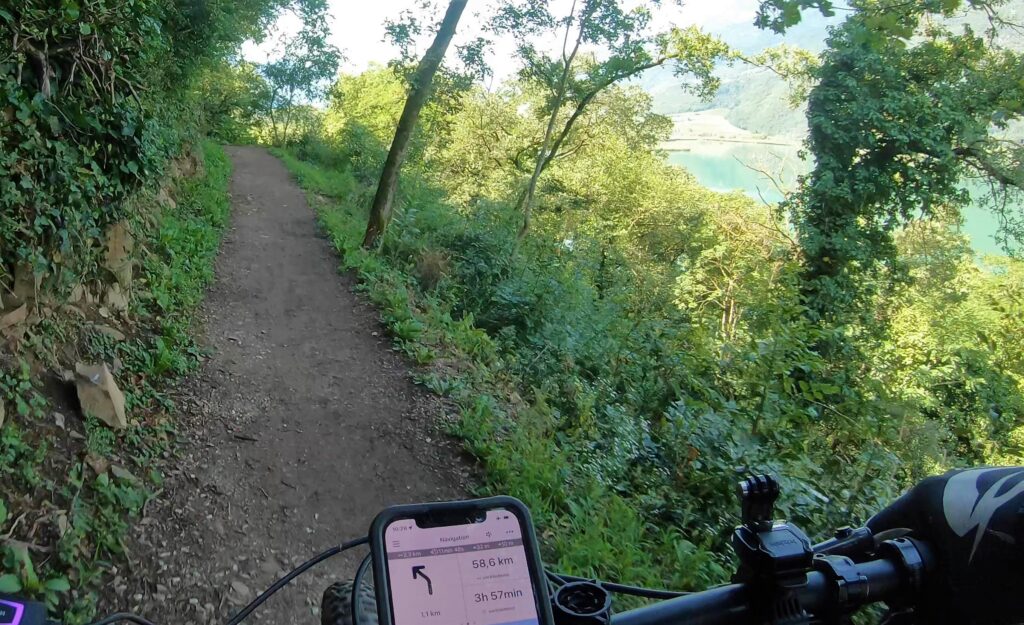 Trail aus der Perspektive eines Mountainbikers