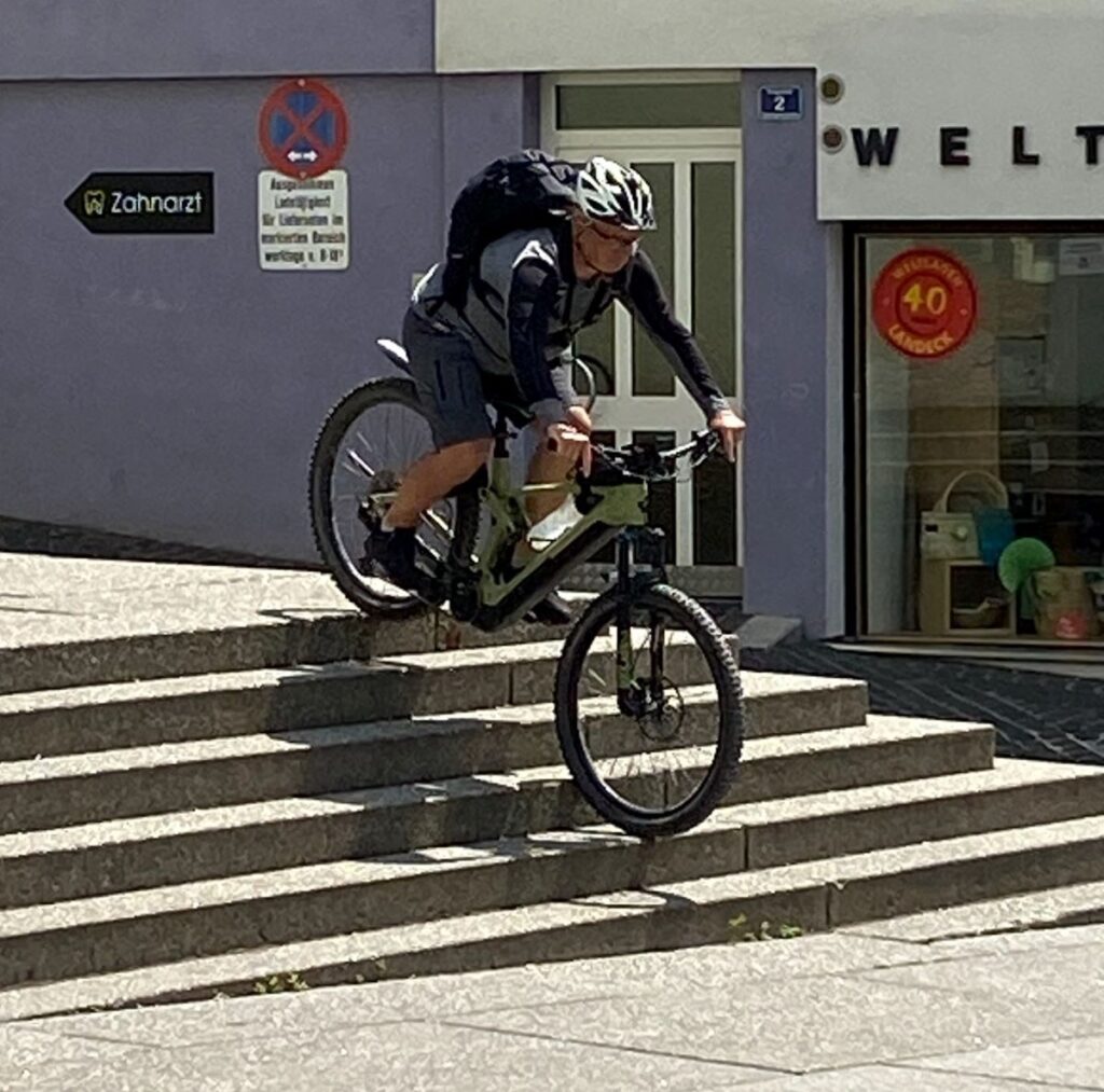 Mountainbike fährt in Landeck Treppen runter