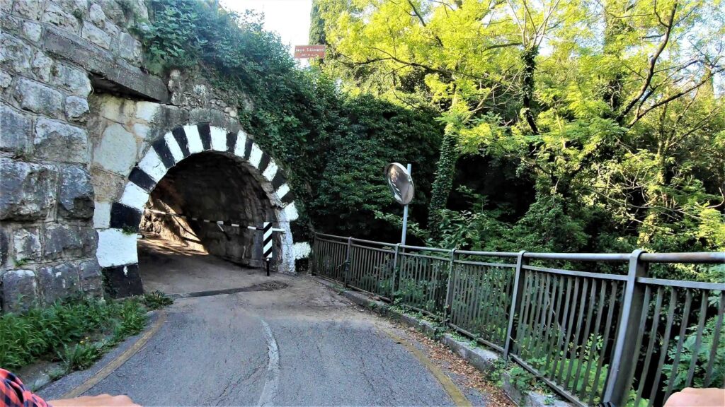Tunnel für Radfahrer unter Bundesstraße auf der Route zum Gardasee