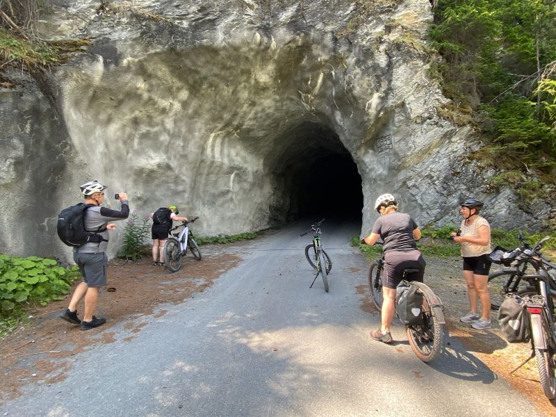 Gruppe Radfahrer vor dunklem Tunnel