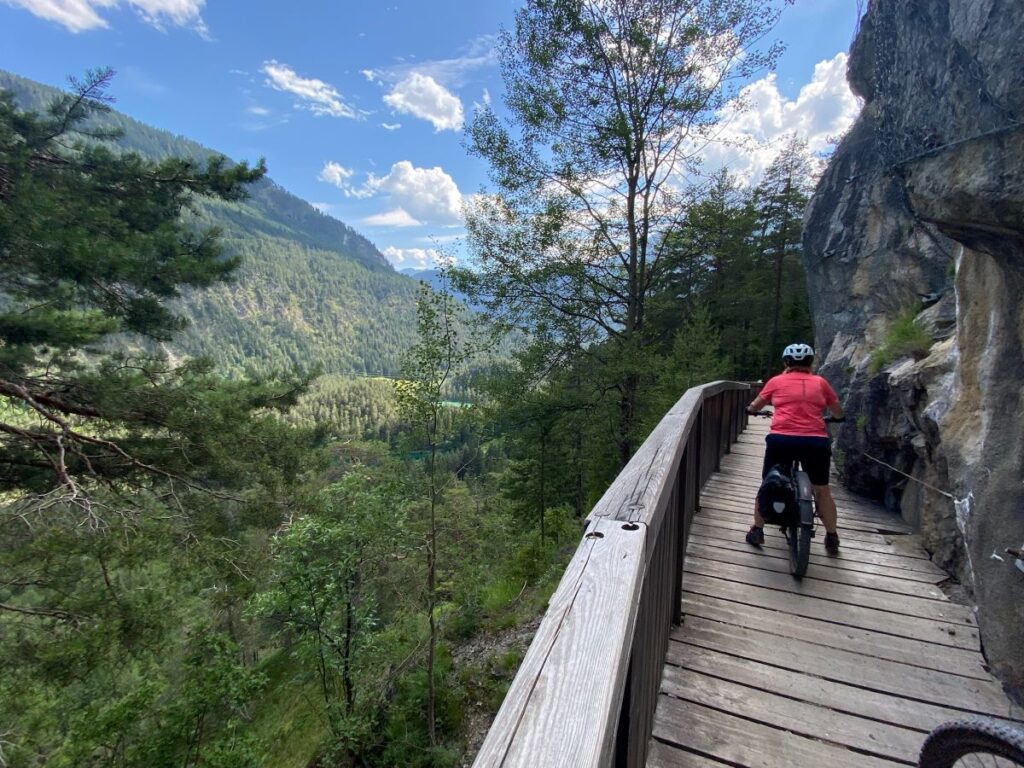 Radfahrerin fährt über Engstelle am Fernpass / Via Claudia Augusta Radweg