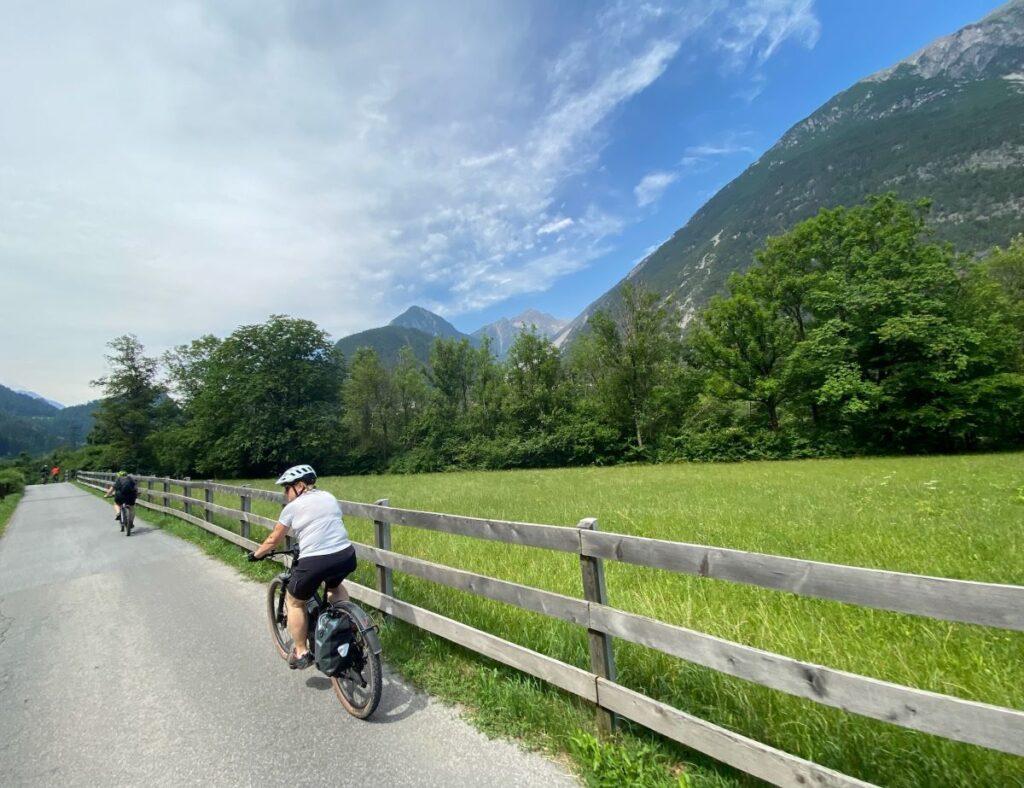 Radfahrer auf Nebenstraße mit malerischer Aussicht auf Berge