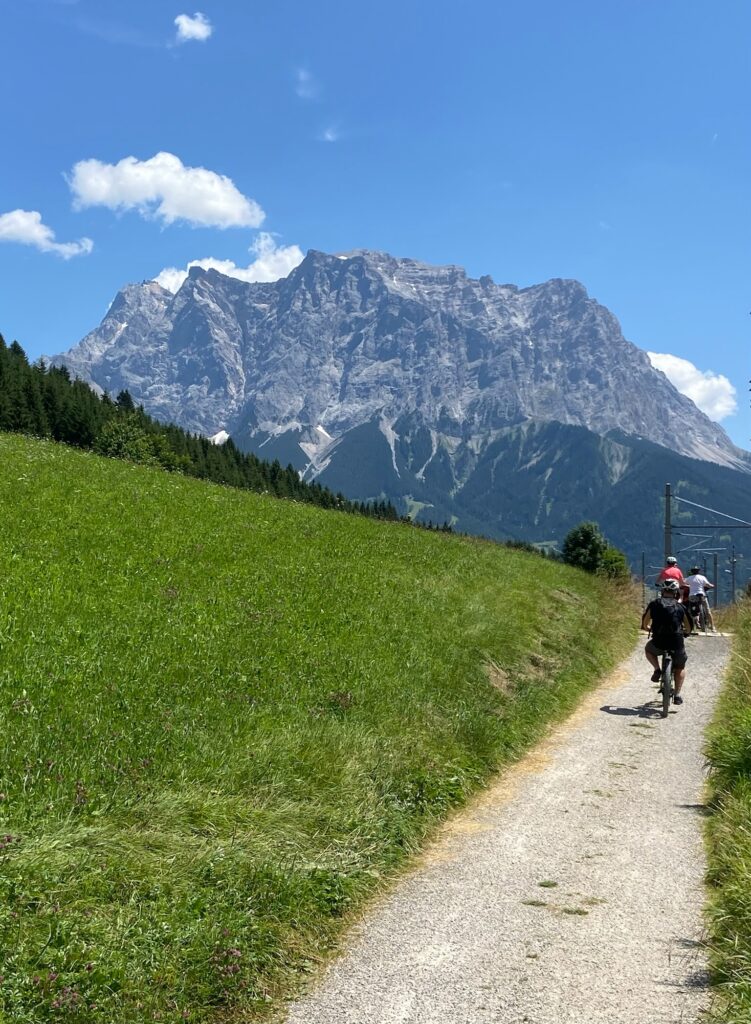 Radfahrer vor der Zugspitze