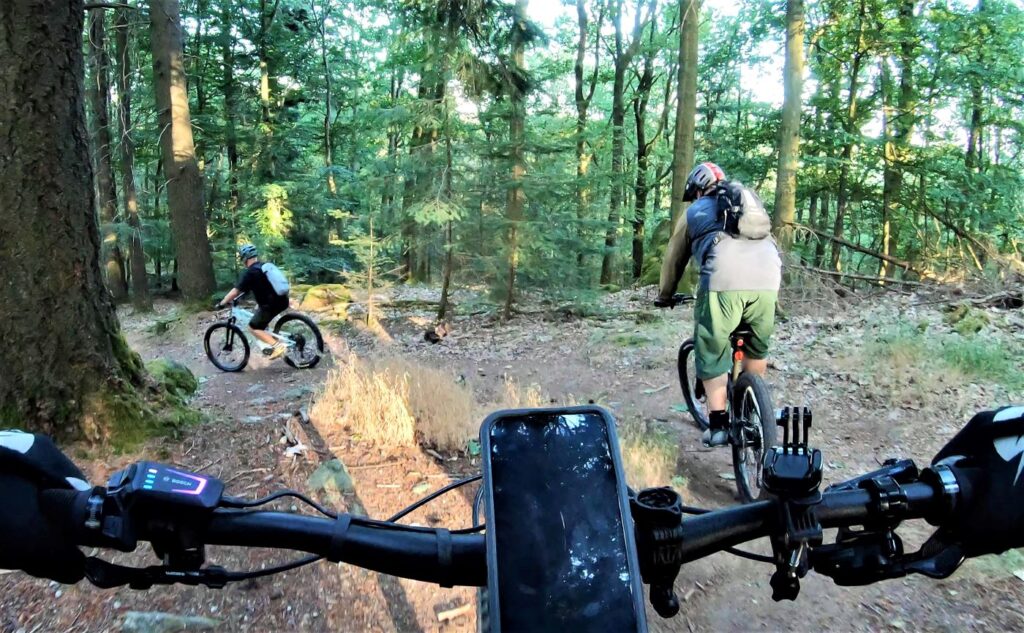 Gruppe E-Mountainbiker auf einem leichten S1-Trails im Odenwald auf einer Feierabendrunde