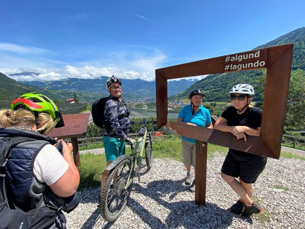 Gruppe Fahrradfahrer am Aussichtspunkt Algund