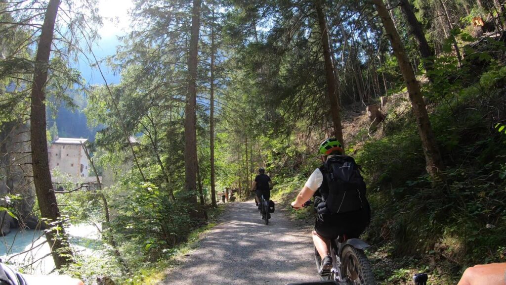 Radfahrer auf dem Weg vor Altfinstermünz