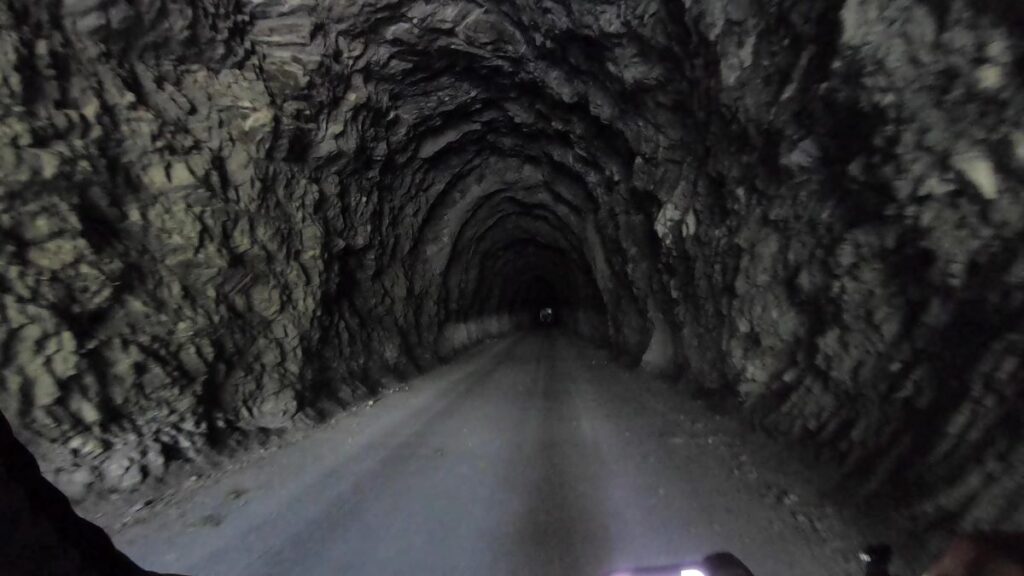 Im Inneren eines dunklen Tunnels