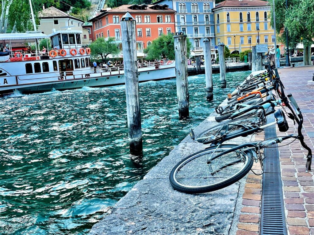 Fahrräder liegen am Rand der Uferpromenade in Riva del Garda am Rand