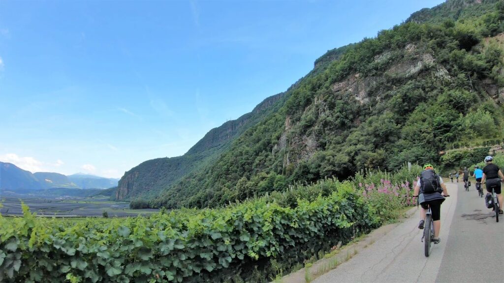 Gruppe Radfahrer auf Höhenweg Richtung Eppan